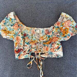 Floral keyhole tied puff sleeve crop top